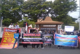 Massa melakukan unjuk rasa di depan kantor Bupati Blora dengan tuntutan membatalkan hasil tes Perades yang diduga diwarnai dengan kecurangan.