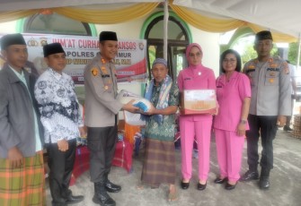 Kapolres Oku Timur, AKBP Nuryono,S.H.,S.I.K.,M.M., saat memberi bansos ke salah satu warga.