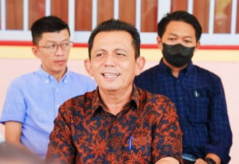 Gubernur Prov Kepri Ansar Ahmad bersama Kadis Kominfo Prov Kepri Hasan, saat rapat di Jakarta