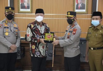 Gubernur Bengkulu Rohidin Mersyah didampingi Sekda Provinsi Bengkulu Hamka Sabri, Asisten I Setda Provinsi Bengkulu, Kaban Kesbangpol dan Kasatpol PP Provinsi Bengkulu, terima kunjungan Silaturahmi Kapolda Bengkulu Irjen Pol. Agung Wicaksono
