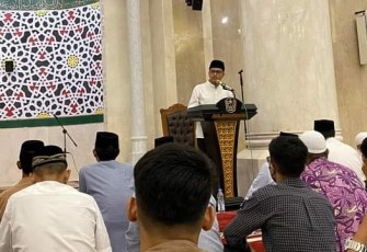Ketua Forgimala  Kabupaten Karanganyar, Ilyas Akbar Almadani atau Gus Ilyas, saat memberikan kultum di Masjid Agung Madaniyah.