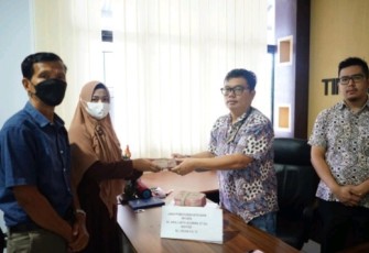 Keluarga Aria Lukita saat Serahkan Rp339 Juta ke Kejari Lambar