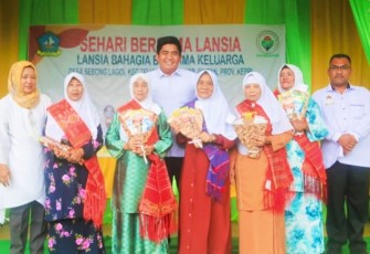 Plt Bupati Bintan Roby Kurniawan SPWK saat Foto bersama Lansia