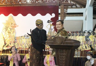 Anggota DPRD Karanganyar Joko Pramono (kanan) bersama Dalang Ki Aris Marjoko, saat pembukaan pagelaran wayang kulit dengan lakon Wahyu Katentreman, di Balai Desa Malangjiwan, Kecamatan Colomadu, Kabupaten Karanganyar, Sabtu (17/9/2022).
