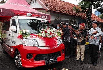 Penyerahan bantuan Corporate Social Responsibility (CSR) Bank Jatim Peduli berupa 1 Unit Mobil Ambulance kepada Pemerintah Kabupaten Situbondo (29/12/2022).