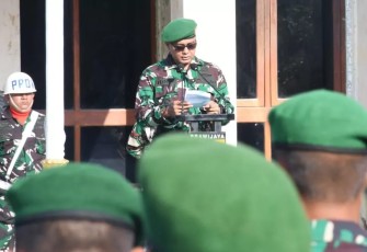 Dandenkesyah Madiun Letkol Ckm Ibnu Sina yang bertindak sebagai Irup saat membacakan amanat dari Pangdam VBrawijaya Mayjen TNI Nurchahyanto.