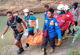 Sejumlah relawan melakukan evakuasi jenazah Ngadiman yang ditemukan terikat dan mengapung di sungai Siwaluh, Minggu (21/8/2022) sore. (Foto : Istimewa)