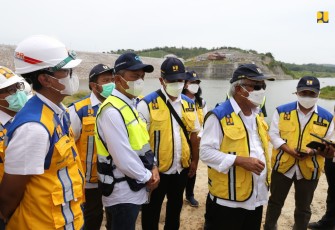 Menteri PUPR Basuki Hadimuljono meninjau Bendungan Randugunting di Blora yang rencananya akan diresmikan Jokowi pada Januari 2022.
