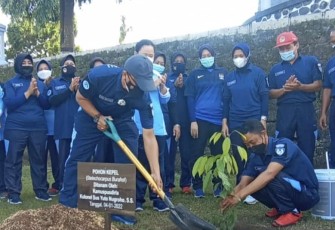 Keluarga Besar Muspusdirla  Tanam Pohon