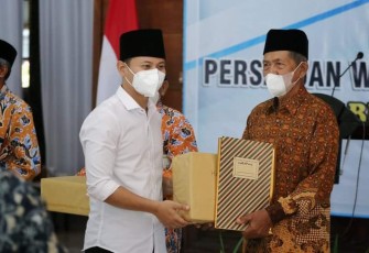 Bupati Trenggalek, Mochamad Nur Arifin saat mengukuhkan Pengurus baru, PWRI Kabupaten Trenggalek di Pendapa Manggala Praja Nugraha, Rabu (5/1/2022)