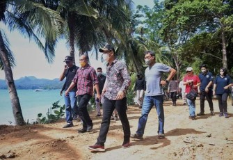 Bupati Trenggalek, Mochamad Nur Arifin, saat mendampingi, Samsu Rizal, di pantai Patok Sawo, kawasan pantai mutiara, Desa Tasikmadu, Kecamatan Watilimo, Kabupaten Trenggalek, Sabtu (8/1/2022) (Foto : Hardi Rangga, klikwarta.com)