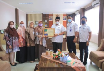 Bupati Benny Utama Terima Penghargaan BPJS Atas Program UHC bagi Masyarakatnya