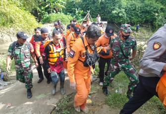 Setelah dilakukan pencarian selama 16 jam, jenasah Ananda Dwi Yoga Putra akhirnya berhasil ditemukan oleh petugas dan TRC BPBD Blora.