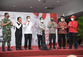 Mendagri RI Tito Karnavian di dampingi Gubernur Ansar Ahmad melaunching pelaksanaan vaksinasi booster tingkat Provinsi Kepri