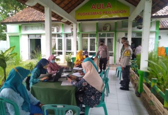 Pelaksanaan kegiatan pengamanan dan monitoring vaksinasi covid-19 untuk masyarakat di Puskesmas Pegandon, oleh Polsek Pegandon bersama Koramil