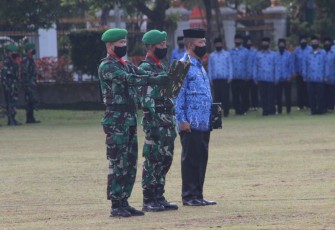 Personel Kodim 1016 Palangka Raya mengikuti kegiatan Upacara Bendera yang di gelar di Lapangan Makorem 102 Panju Panjung