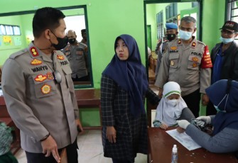 Kapolres Pekalongan Kota Tinjau vaksinasi massal anak di SD MI Nurul Islam Krapyak Lor, Pekalongan Utara