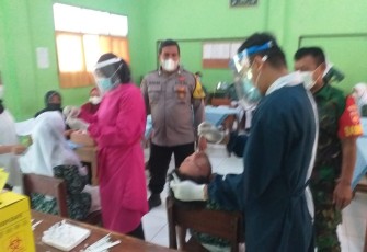 Kapolsek Cepiring dan Babinsa monitoring Swab Antigen Guru dan Siswa