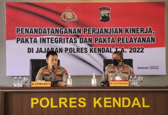 Kapolres Kendal saat memberi arahan pada penandatanganan perjanjian kinerja dan pakta integritas dan pakta pelayanan tahun anggaran 2022