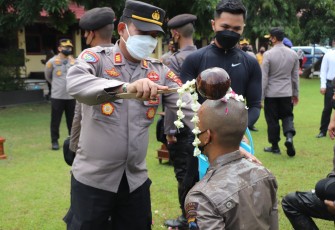 Kapolres Kendal, AKBP Yuniar Ariefianto menyiram air bunga kepada Bintara remaja Polres Kendal dalam tradisi pembaretan, di Halaman Mapolres Kendal, Jumat (21/1/2022)