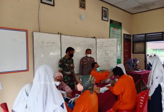 Babinsa dan Polsek Blado, laksanakan Pendampingan dan Monitoring Vaksinasi Covid-19 476 Siswa/Siswi SMPN 1 Blado, di gedung SMP N 1 Blado