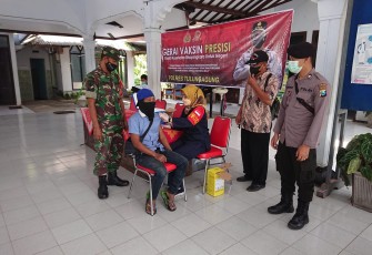 Vaksinasi di Balai Desa Dono, Kabupaten Tulungagung