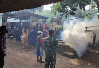 Sosialisasi vaksinasi Covid-19 bagi wali murid, oleh anggota Koramil 09/Blado, Batang