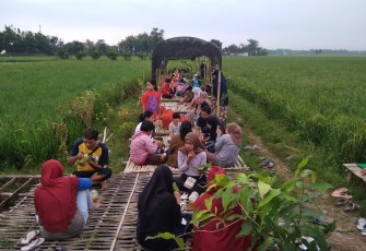 Pengunjung Pasar Tiban Pinggir Sawah menikmati sarapan dengan nuansa pedesaan