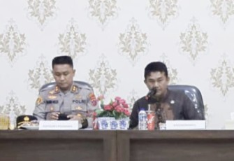 Foto : Kapolres Pasaman saat rapat bersama pemilik rumah makan, restoran, cafe dan pengelola wisata, di aula Mapolres Pasaman