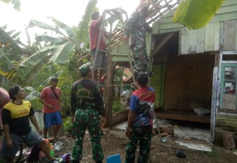 Bedah Rumah Tidak Layak Huni milik Wartini, oleh Anggota Koramil Batang bersama warga