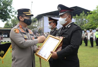 Kapolres Kendal AKBP Yuniar Ariefianto SH SIK MH, saat penyerahan penghargaan