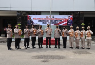 Foto bersama usai Penyerahan penghargaan