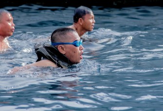Prajurit Yonmarhanlan VIII Bitung, latihan renang laut