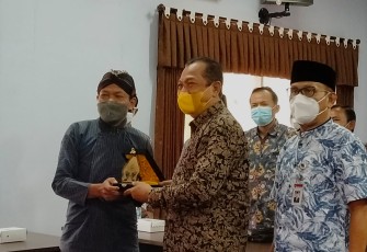 Sekwan Trenggalek, Muhtarom (kiri), Sardjono (tengah), saat bertukar cindera mata usai kunjungan kerja, di Kabupaten Trenggalek, Kamis (3/2/2022) (Foto : Hardi Rangga, klikwarta.com).
