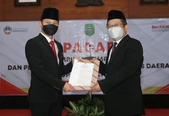 Bupati Trenggalek, Mochamad Nur Arifin (kiri), saat memberikan Surat Keputusan Gubernur Jatim, kepada Andriyanto (kanan) Pejabat Sekdakab Trenggalek, Jum'at (4/2/2022) (Foto : Hardi Rangga, klikwarta.com).