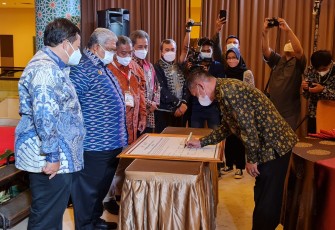 Penandatanganan Komitmen rehabilitasi Mangrove oleh Sembilan Gubernur, di Hotel Claro, Kendari-Sulawesi Tenggara