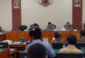 Hearing komisi I DPRD Kabupaten Trenggalek dengan perkumpulan masyarakat Griya Mulya Sumurup, di aula DPRD, Kamis (10/2/2022) (Foto : Hardi Rangga, klikwarta.com)
