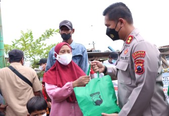 Penyerahan sembako, oleh Kapolres Pekalongan Kota