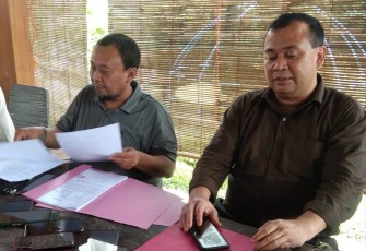 Pengacara BUMDes Berjo, Wibowo Kusumo Winoto (kanan) bersama Ketua LSM LSM Gertak, Agung Sutrisno