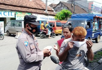 Kapolsek Pegandon, AKP Zainal Arifin beserta anggota saat berbagi masker di Pasar Pegandon