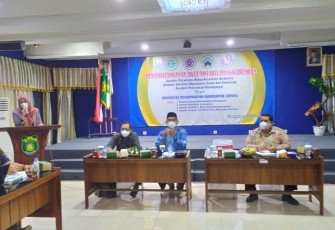 Penandatanganan akta notaris penggabungan tiga PTS menjadi UMUKA, di Karanganyar, Senin (14/2/2022)