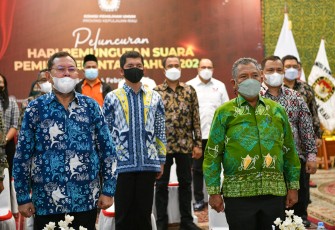 Penjabat Sekretaris Daerah Provinsi Kepulauan Riau, Eko Sumbaryadi mewakili Gubernur Ansar Ahmad, saat menyaksikan peluncuran hari pemilihan suara Pemilu serentak 2024