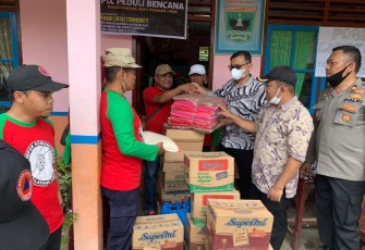 Penyerahan bantuan sembako bagi warga terdampak banjir bandang di Kejorongan Lundar, Pasaman 