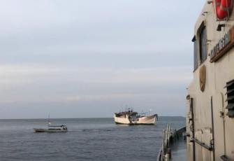 TNI AL Selamatkan Kapal Nelayan Kandas 