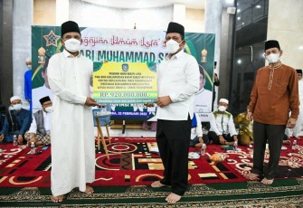 Penyerahan bantuan dana hibah untuk pembangunan Masjid besar Al-Uswah Tanjungpinang, oleh Gubernur Kepri