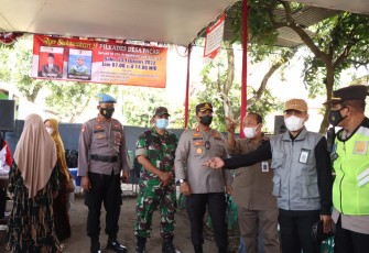 Kapolres Pekalongan Kota, AKBP Wahyu Rohadi beserta rombongan saat memantau Pilkades serentak