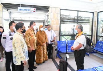 Gubernur Kepri, H.Ansar Ahmad, saat menyambut kedatangan perdana wisatawan dari Singapura
