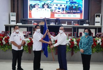 Wawali Kota Bitung, Hengky Honandar, saat menerima panji UNIMA