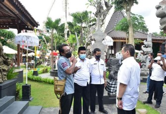 Pj Sekda Trenggalek, saat mengunjungi Cafe PHD Edu-Farm bernuansa alam Pulau Dewata Bali, di Desa Malasan, Durenan, Rabu (2/3/2022) (Foto : Hardi Rangga, klikwarta.com).
