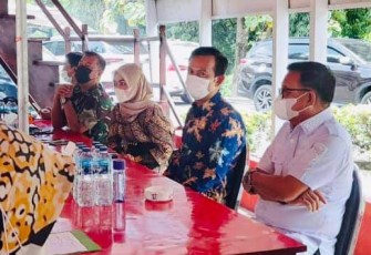 Wali Kota Bitung Maurits Mantiri menggunakan kemeja Putih saat mengikuti pertemuan persiapan MTQ ke-29